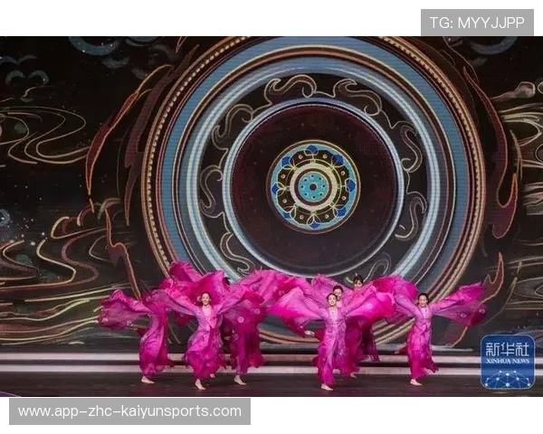 举重运动员比赛前随音乐跳舞，全场跟着摇