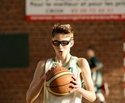 KAIYUN 中国大陆-球员在赛后称赞队友并强调团队篮球理念，篮球比赛中,队员或教练员因表现恶劣